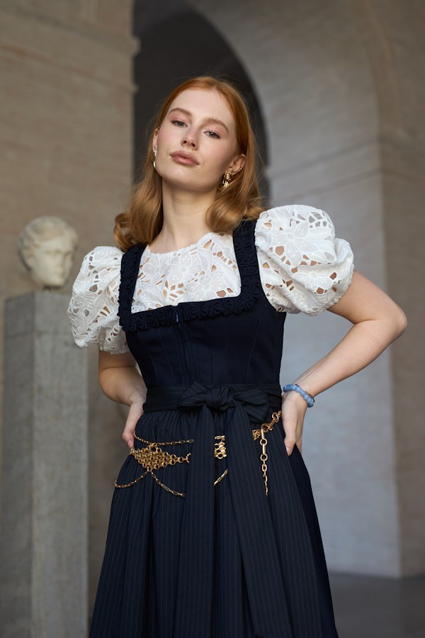Madame Marie - Dirndlbluse Sorelia in Richelieu Optik mit Ballonarm